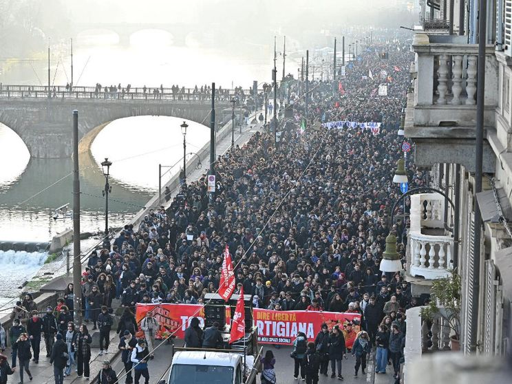 Il corteo nazionale contro lo sgombero del centro sociale Askatasuna a Torino / ANSA