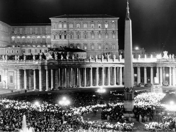 La sera delll'11 ottobre 1962 papa Giovanni XXIII si affacciò per salutare la folla che riempiva piazza San Pietro al termine della prima giornata del Concilio