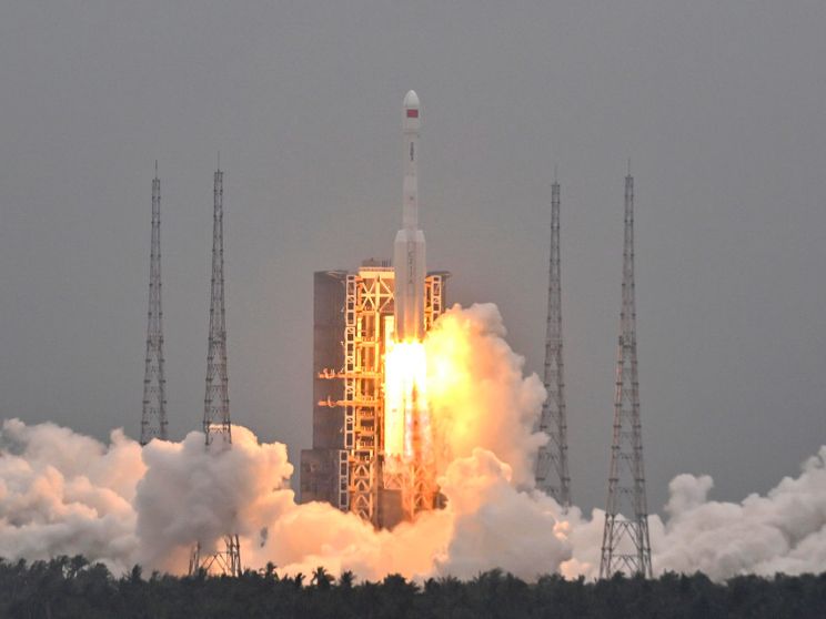 Il razzo Long March-7 che trasporta il satellite Yaogan-46 decolla dal sito di lancio di Wenchang nella provincia di Hainan in Cina