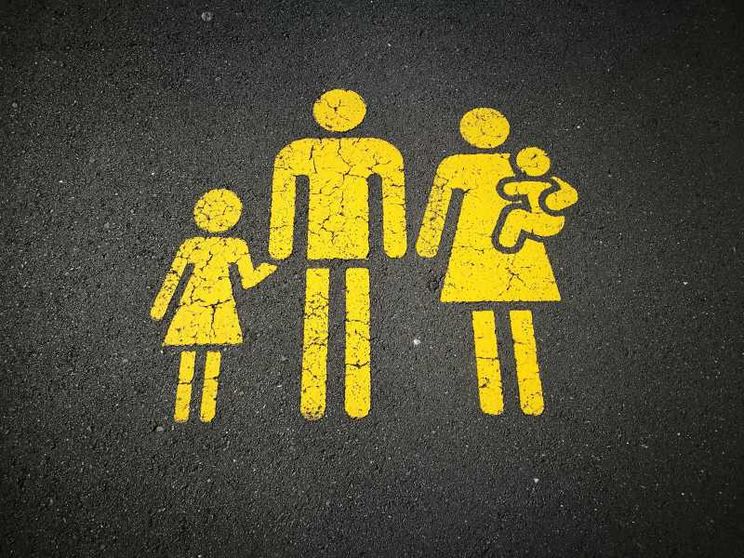 Un posteggio riservato alle famiglie in un supermercato