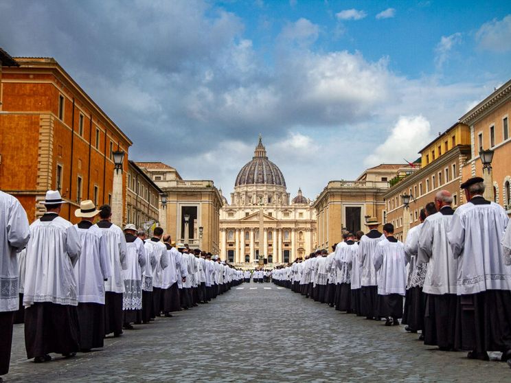 Lefebvriani a rischio di una nuova scomunica. Bruni: «I contatti continuano, l'obiettivo è evitare fratture»