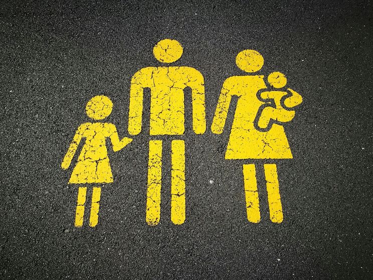 Un posteggio riservato alle famiglie in un supermercato