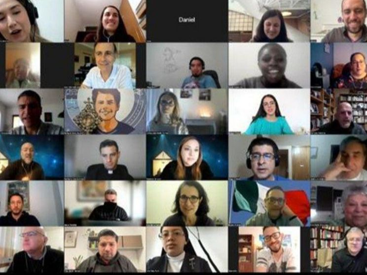 Ma perché i preti stanno sui social? (E no, non c'è solo don Ravagnani)