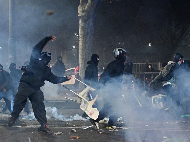 Scontri tra manifestanti e forze dell'ordine durante il corteo contro lo sgombero del centro sociale Askatasuna a Torino / ANSA