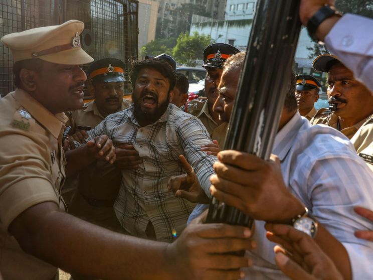 Proteste in Banglandesh scoppiate dopo il linciaggio del lavoratore indù