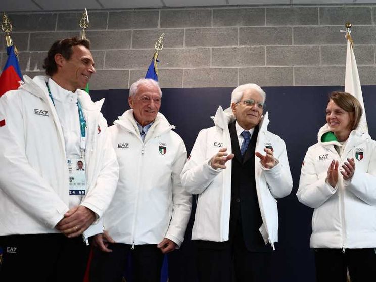 Il presidente della Repubblica Sergio Mattarella indossa la giacca delle Olimpiadi al Villaggio Olimpico