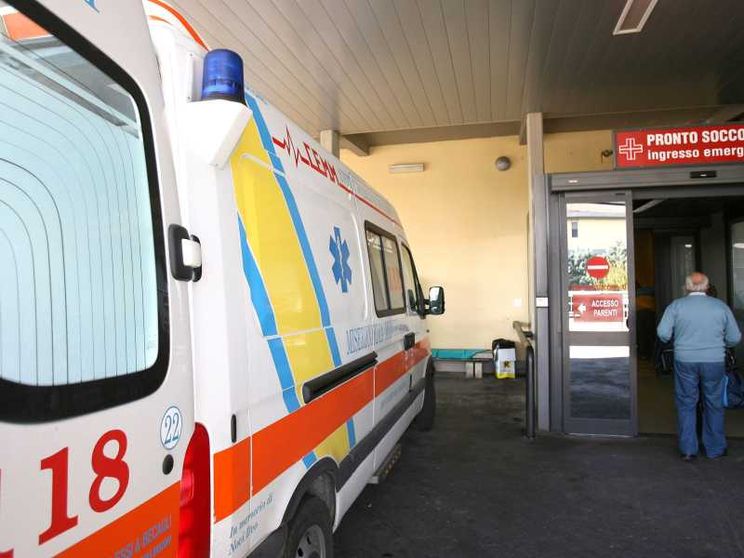 Arriva l'ufficiale giudiziario per lo sfratto, uomo si suicida