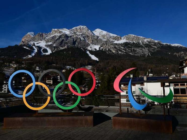 La fiamma di Olimpia si specchia sul ghiaccio
