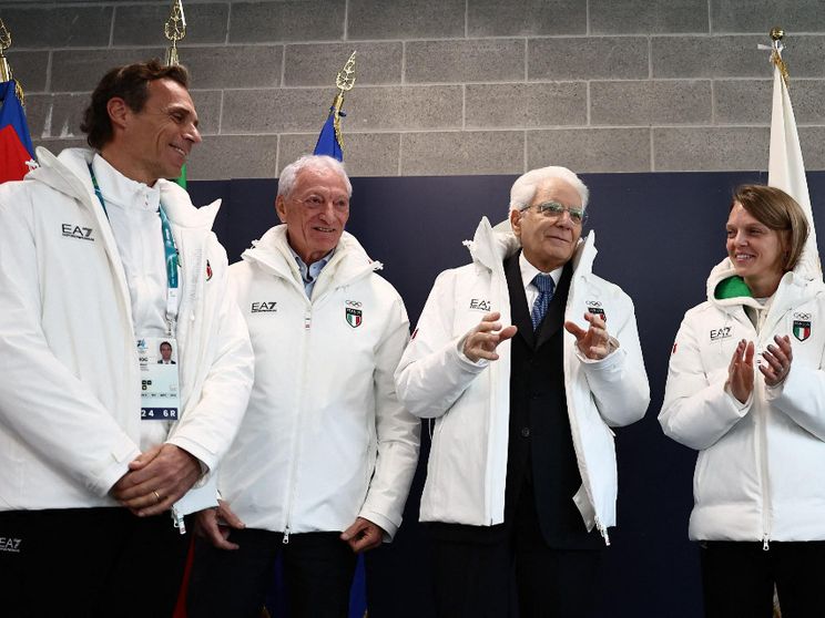 Il presidente della Repubblica Sergio Mattarella indossa la giacca delle Olimpiadi al Villaggio Olimpico