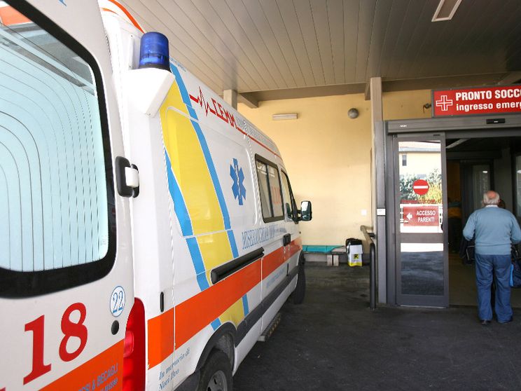 Arriva l'ufficiale giudiziario per lo sfratto, uomo si suicida