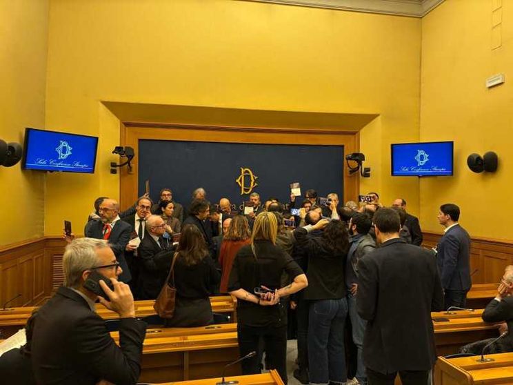 La sala stampa della Camera occupata da un gruppo di deputati di Pd, M5s e Avs poco prima della conferenza stampa sulla remigrazione con il portaoce di Casapound Luca Marsella. Foto d'archivio