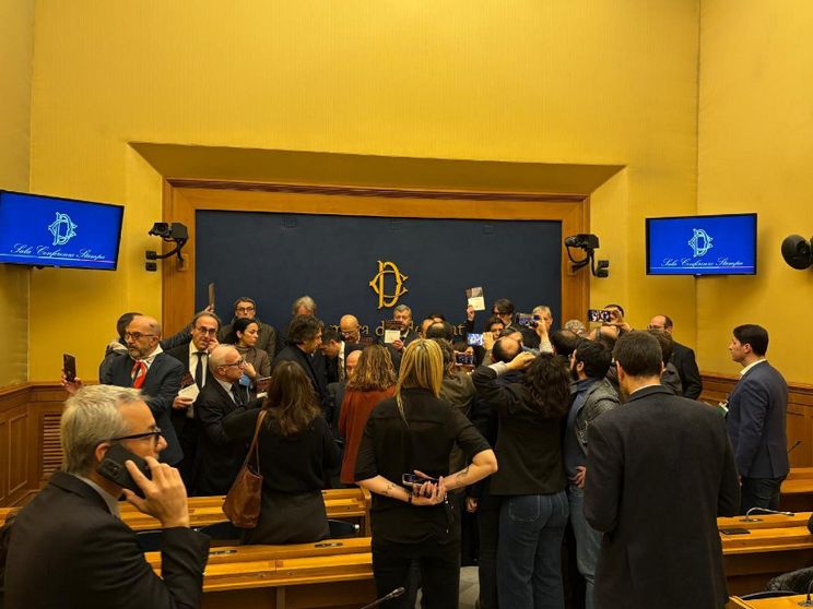 La sala stampa della Camera occupata da un gruppo di deputati di Pd, M5s e Avs poco prima della conferenza stampa sulla remigrazione con il portaoce di Casapound Luca Marsella. Foto d'archivio