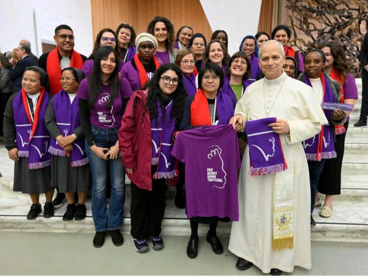 Papa Leone XIV con i giovani “ambasciatori” della Rete Talitha Kum durante l'udienza generale, 4 febbraio 2026 / Vatican Media
