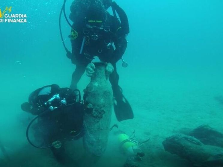Riemerge a Gallipoli una nave romana carica di anfore
