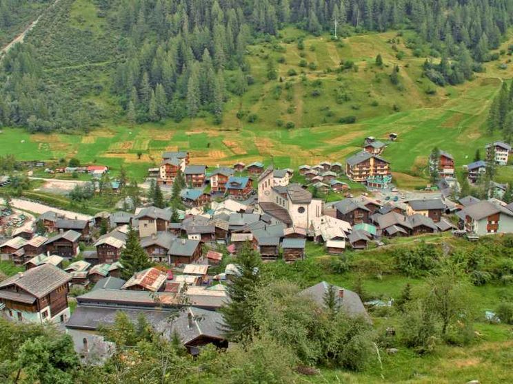 Una vista di Blatten, nel Canton Vallese, prima della frana del 28 maggio 2025. Al centro è visibile la chiesa cattolica, anch'essa cancellata dal disastro