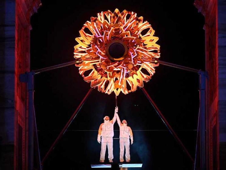 L'accensione del braciere olimpico sotto l'Arco della Pace a Milano / AFP