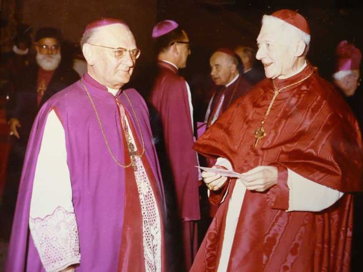 Il cardinale Liénart (a destra) con il vescovo Marcel-Marie Dubois (a sinistra) al Concilio Vaticano II