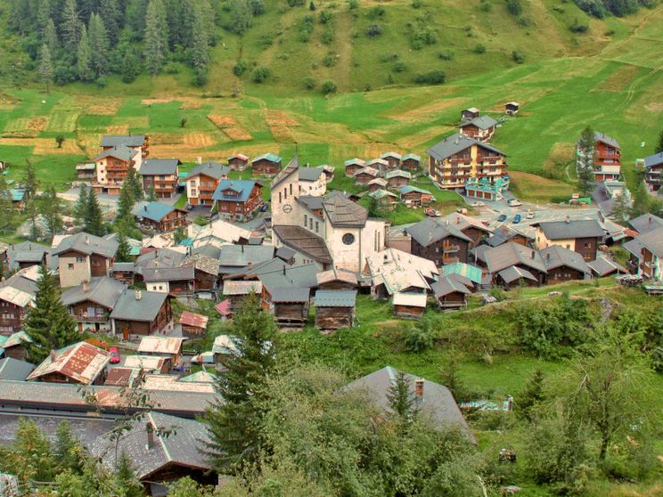 Una vista di Blatten, nel Canton Vallese, prima della frana del 28 maggio 2025. Al centro è visibile la chiesa cattolica, anch'essa cancellata dal disastro