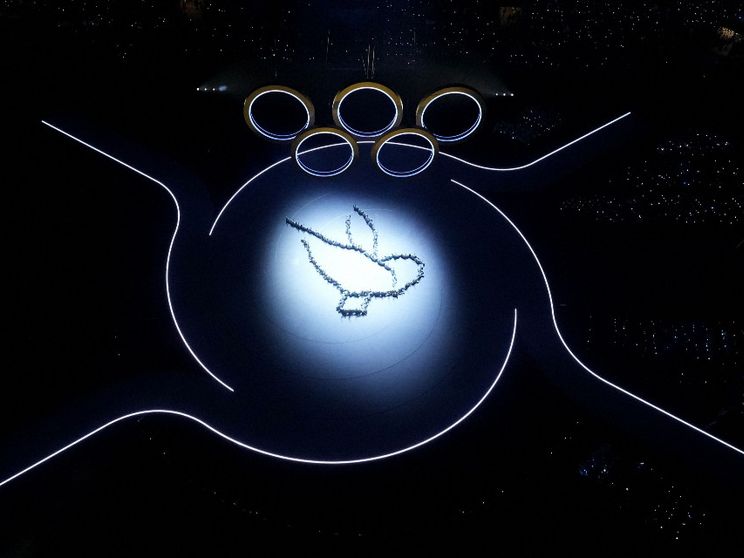 Il simbolo della pace nel cuore di San Siro, formato dai corpi dei ballerini