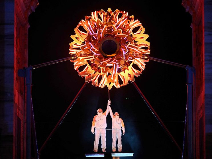 L'accensione del braciere olimpico sotto l'Arco della Pace a Milano / AFP