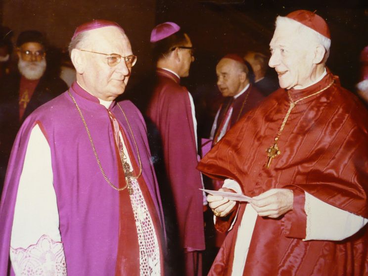 Il cardinale Liénart (a destra) con il vescovo Marcel-Marie Dubois (a sinistra) al Concilio Vaticano II