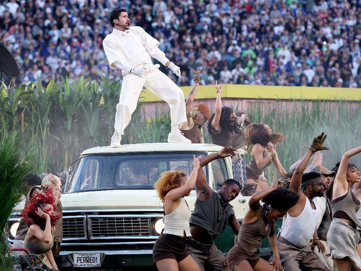 Lo show "latino" di Bad Bunny al Super Bowl, l'ira di Trump: a chi fanno paura gli artisti?