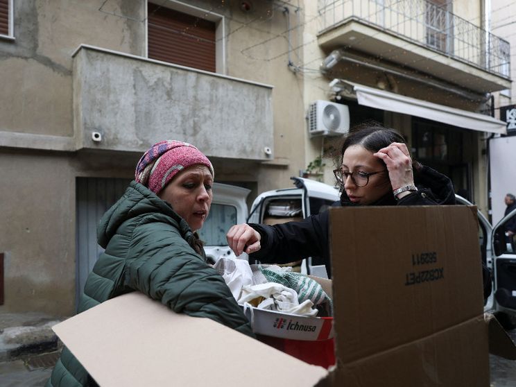 La vita dentro una valigia: così gli abitanti di Niscemi raccolgono le ultime cose