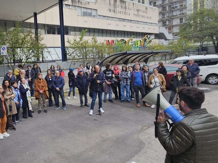 Un presidio dei cittadini davanti alla Biblioteca di Foggia, che resta chiusa