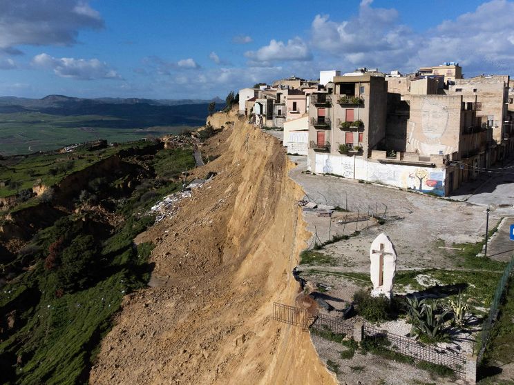 Niscemi, sopralluogo della procura con i consulenti