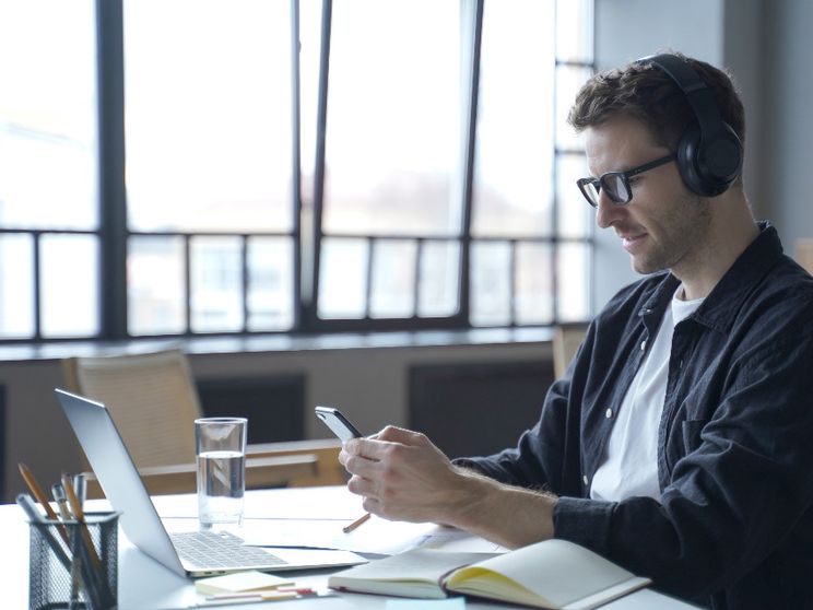 Così i social stanno sabotando la democrazia, un clic alla volta