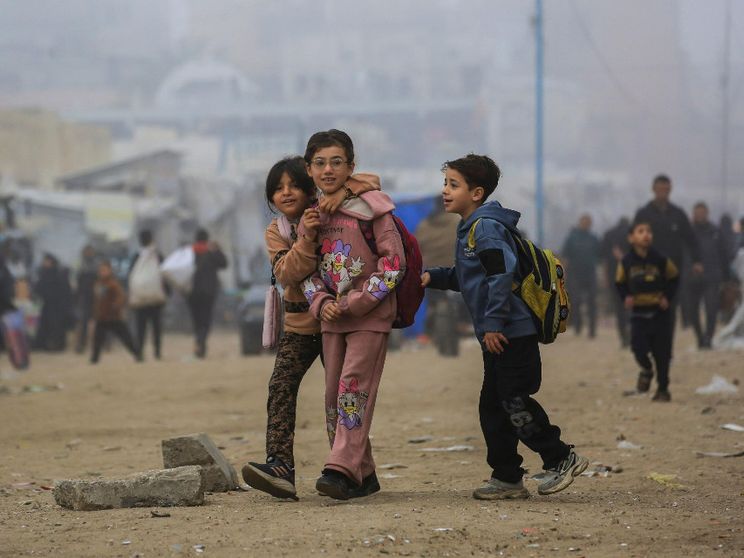 «Prima i bambini!»: perché ci insegnano che possiamo sperare