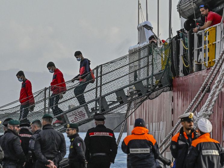 Blocco navale, modello Albania, stretta sui ricongiungimenti: le bozze del ddl immigrazione