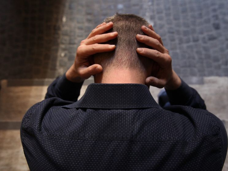 Un ragazzo in preda a un attacco di ansia