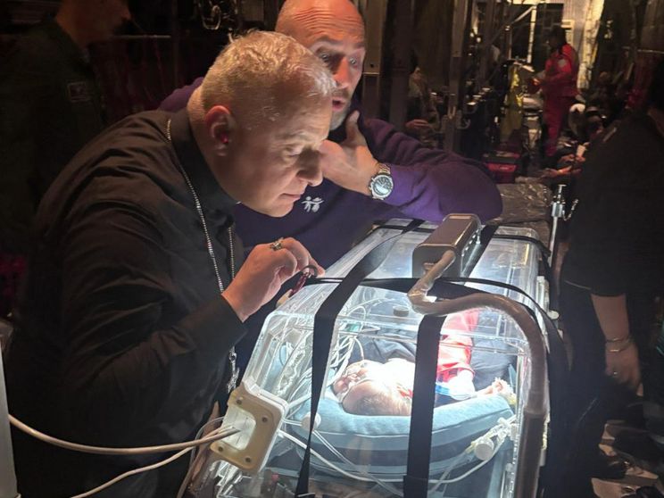 Ventisei gazawi bisognosi di cure urgenti sono arrivati in Italia con il vescovo Saba