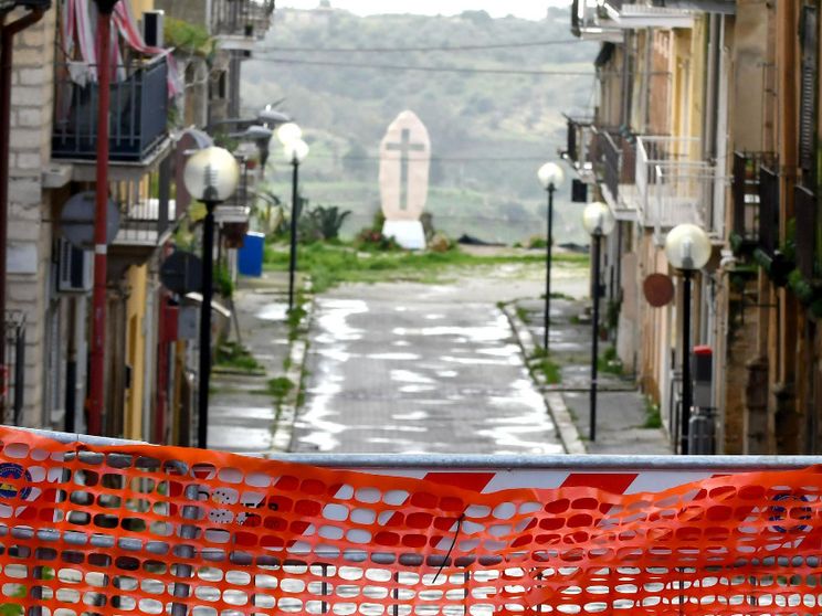 Con la gente di Niscemi, aggrappati a quella croce
