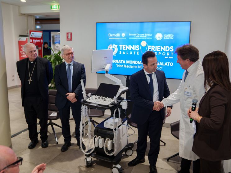 La consegna dell'ecografo