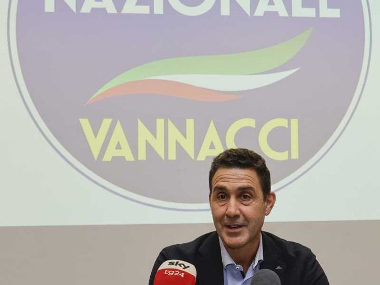 Un giorno in coalizione, un giorno in solitaria: Vannacci non disdegna gli equilibrismi