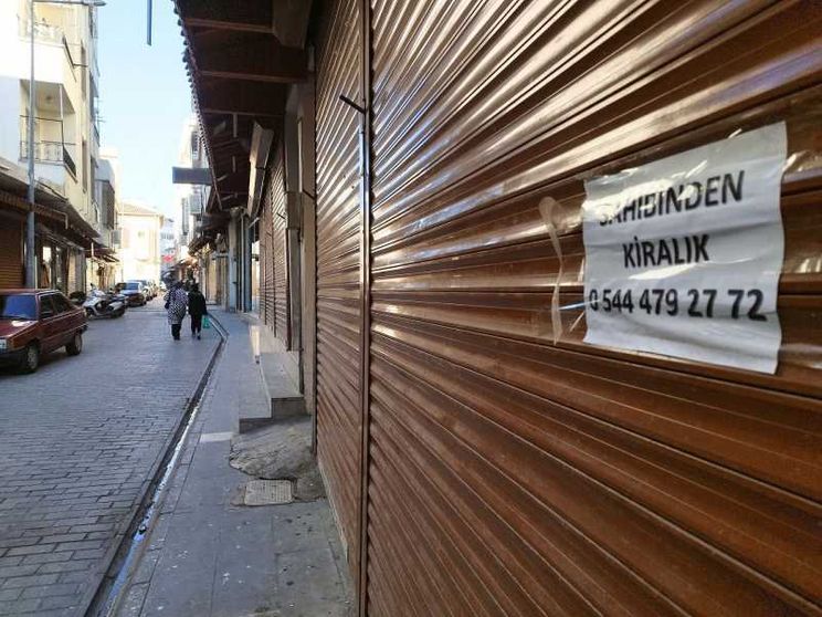 La serranda di un negozio abbassata sulla strada di una città turca