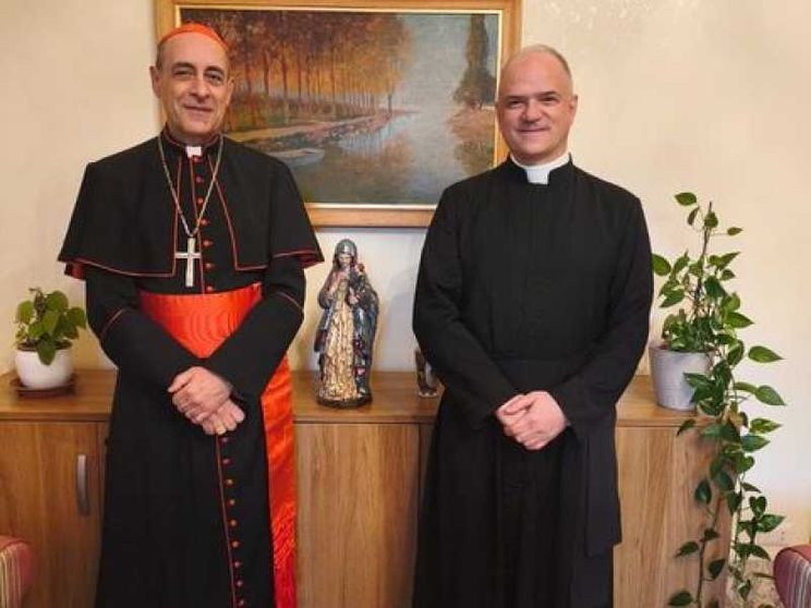 Il prefetto del Dicastero per la dottrina della fede, cardinale Víctor Manuel Fernández, assieme al superiore generale della Fraternità sacerdotale San Pio X, don Davide Pagliarani, in Vaticano