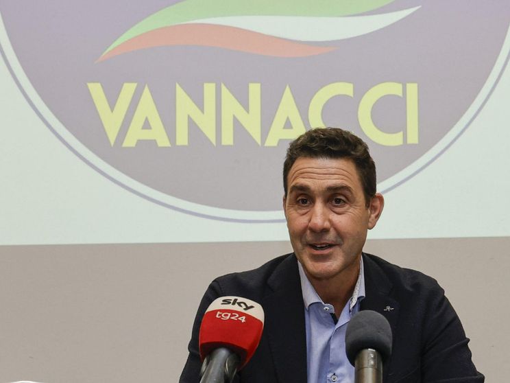 Un giorno in coalizione, un giorno in solitaria: Vannacci non disdegna gli equilibrismi