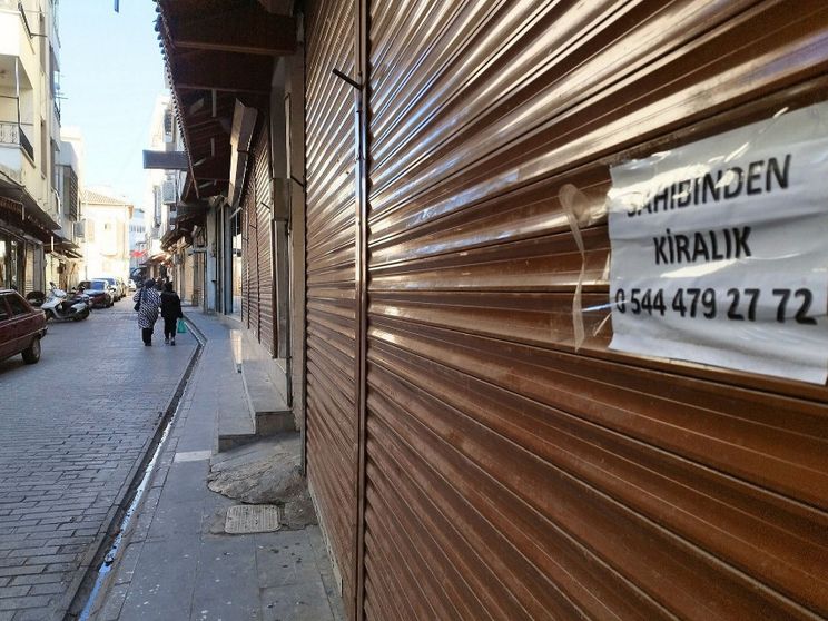 La serranda di un negozio abbassata sulla strada di una città turca