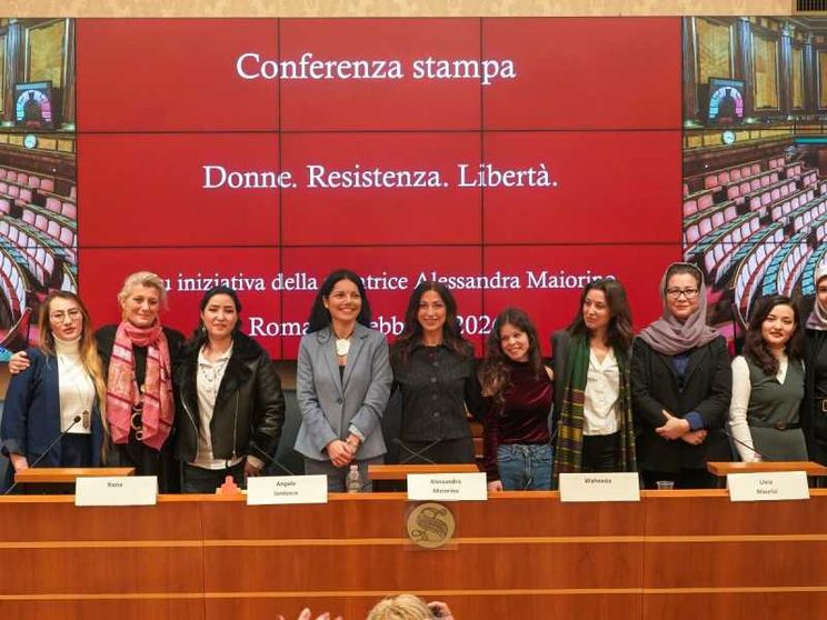 Le donne afagne insieme all'autrice del volume e le rappresentanti dell'associazione Nove. Foto associazione Nove