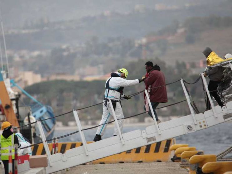 Operazioni di sbarco e accoglienza in uno dei nostri porti