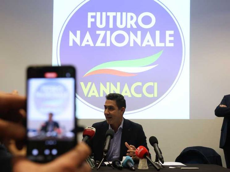 Il "Futuro" di Vannacci svela la crisi dei partiti (e non solo del centrodestra)