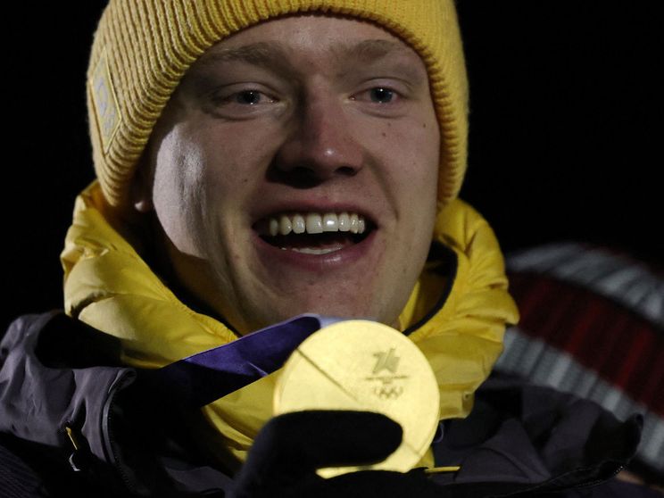 La medaglia d'oro e poi la gaffe: non risponde al telefono al cancelliere Merz