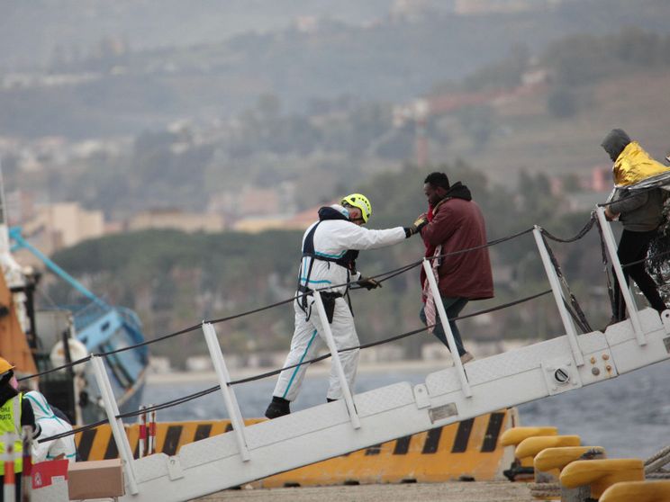 Operazioni di sbarco e accoglienza in uno dei nostri porti