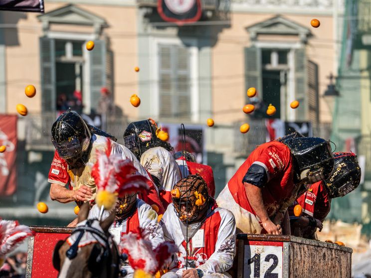 Coriandoli? No, al Carnevale di Ivrea si lanciano le arance
