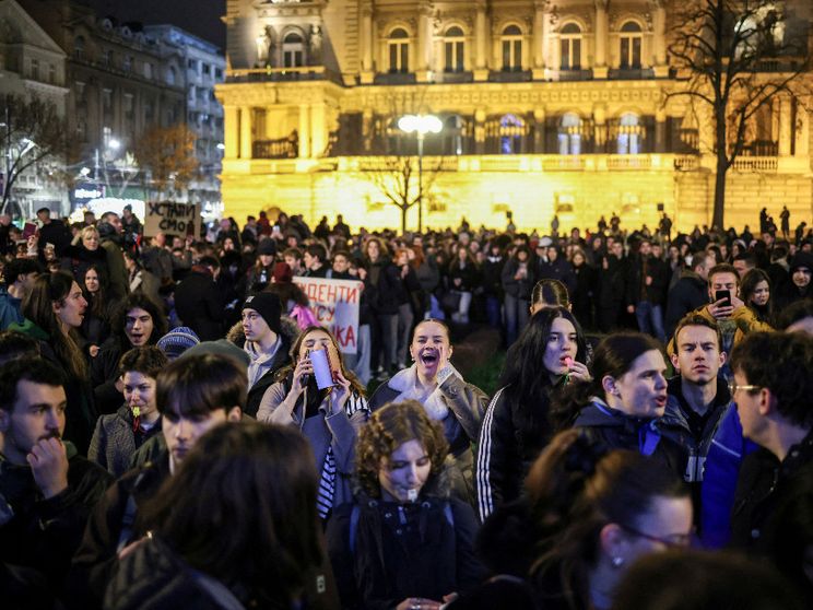 Studenti dell’università di Belgrado in protesta contro il presidente Aleksandar Vucic / REUTERS