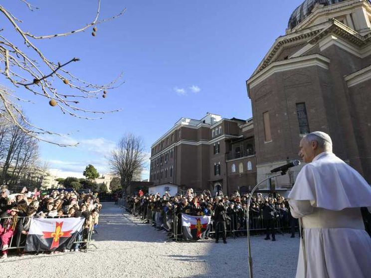 Il Papa a Ostia: «Territorio ferito. Ma non rassegnatevi al sopruso e all’ingiustizia»