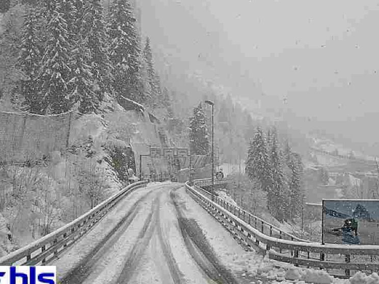 Svizzera, treno deraglia per una valanga: diversi feriti